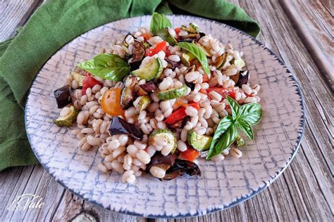 Piatto di orzo cucinato con verdure di stagione