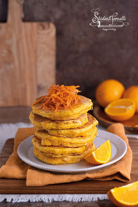 Pancake vegani con carote e mandorle su piatto decorato con frutta