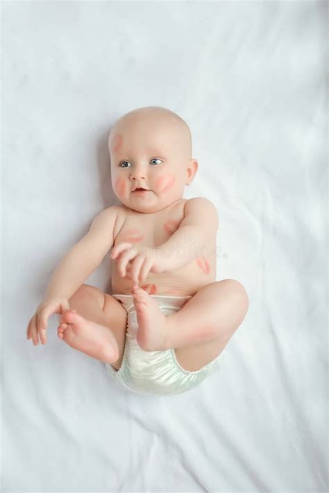 Bambino che cammina con sicurezza indossando un pannolino