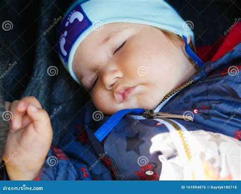 Bambino che dorme serenamente in un passeggino dotato di morbida imbottitura
