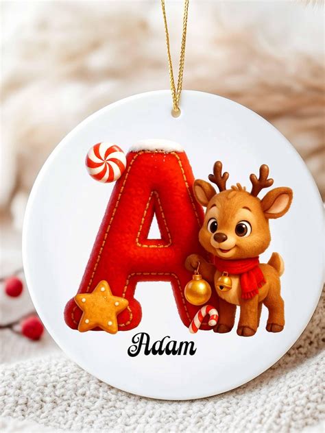 Dettaglio di un set natalizio personalizzato con nome e decorazioni festive