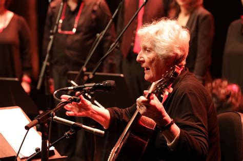 Giovanna Marini durante una performance