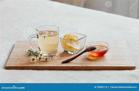 Tazza di tisana calda con erbe naturali su un tavolo di legno
