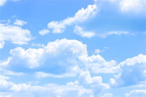 Cielo azzurro con nuvole sparse