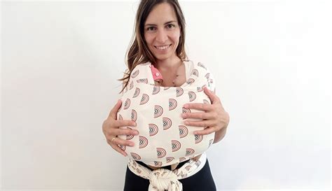 Genitore che pratica babywearing in tandem con due bambini