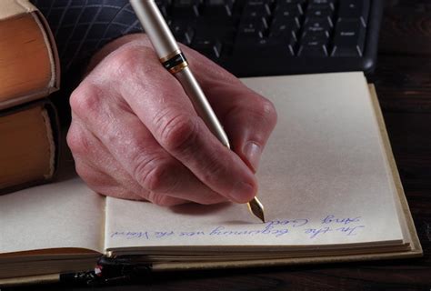 dettaglio di una mano che scrive su un biglietto personalizzato