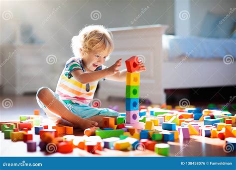 Bambino che gioca con giocattoli sicuri