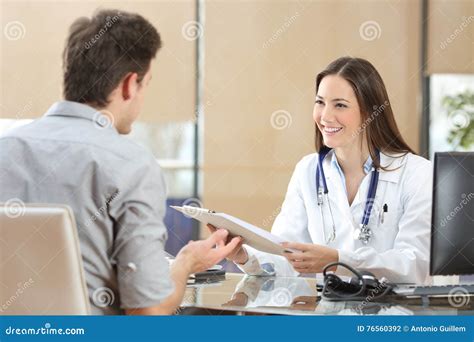 Personale che assiste un cliente in una sanitaria