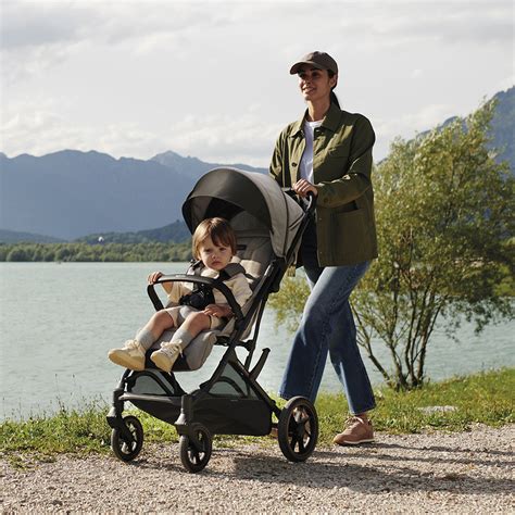 Panoramica della gamma passeggini Inglesina in un contesto naturale