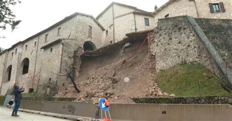 Immagine di un muro crollato in un cortile