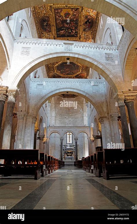 Veduta interna della chiesa di Saint-Maximin-la-Sainte-Baume, esempio di gotico provenzale