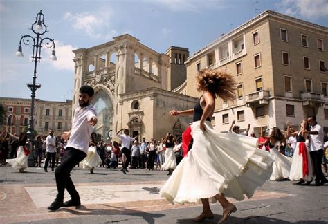 Ballerini di pizzica in una piazza salentina