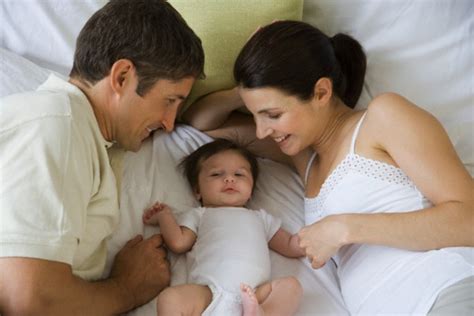 Coppia con bambino neonato