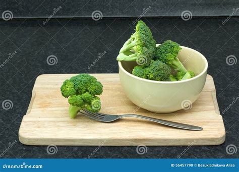 broccoli freschi su un tagliere in legno