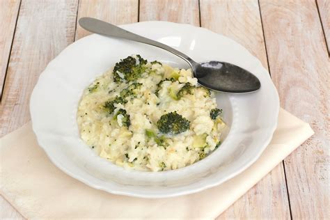 piatto di risotto ai broccoli adatto allo svezzamento