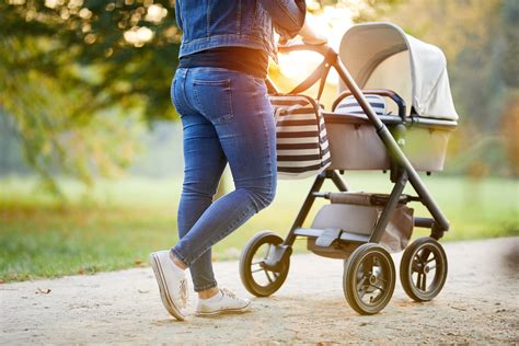 bambini in passeggino in città