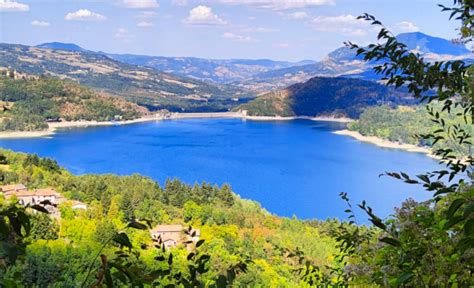 Il Lago di Brasimone circondato da boschi lussureggianti