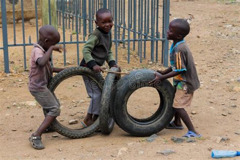 Bambini che giocano in Africa