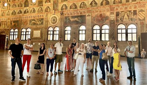 Gruppo di persone a un evento culturale