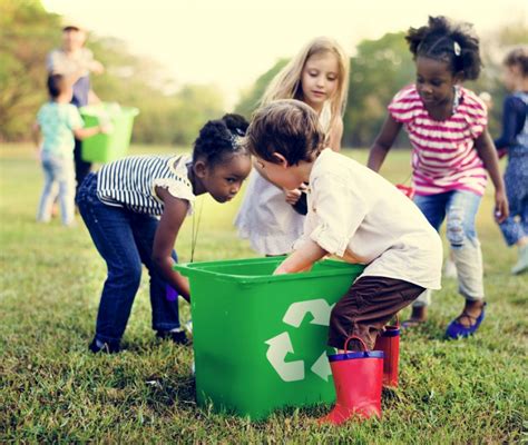 Bambini che imparano la raccolta differenziata