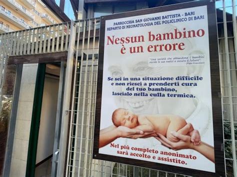 Bambino che tenta di arrampicarsi dalla culla