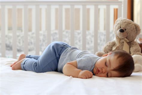 Bambino che dorme profondamente