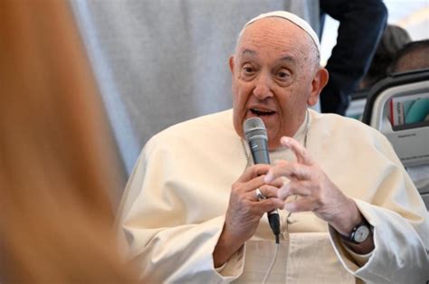 Papa Francesco parla dell'aborto in una conferenza stampa in volo