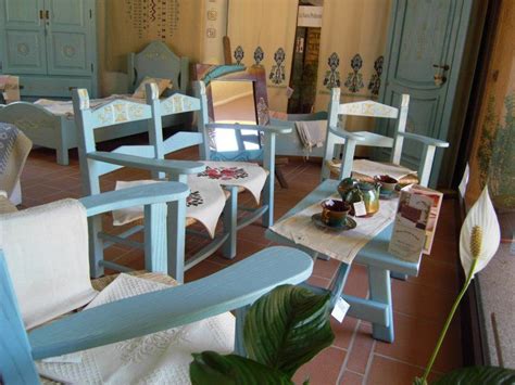 interni di una stanza arredata in stile sardo con tessuti locali e legno a vista