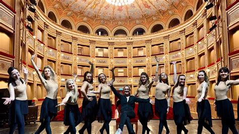 Danzatrici anziane sul palco