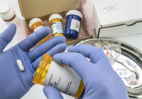 Infermiere che somministra farmaco