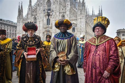 Scena dei Re Magi con corteo e doni