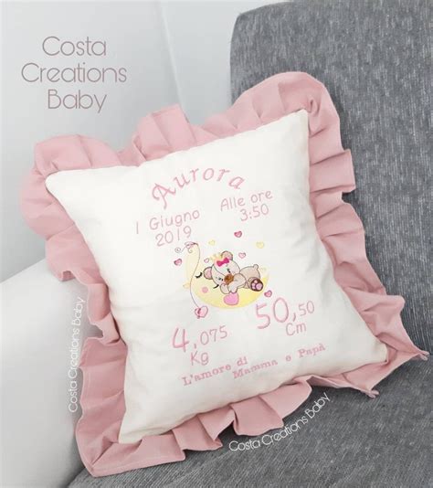 Design di un cuscino nascita con grafica delicata
