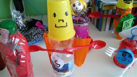 bambini che manipolano materiali plastici per il tinkering