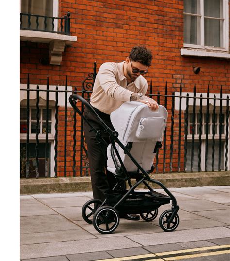 Cybex Eezy S Twist +2 in ambiente urbano