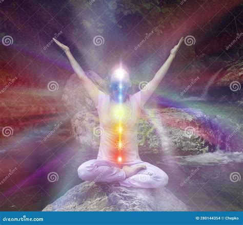 Persona che pratica Kundalini Yoga con aura