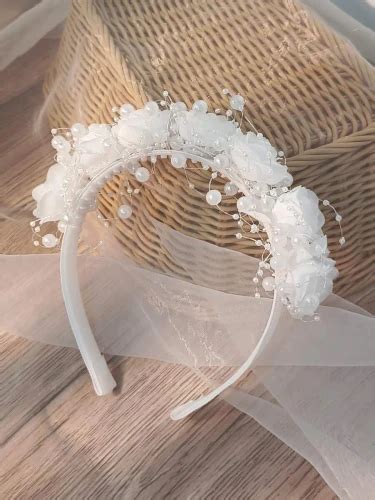Una bambina che indossa un elegante cerchietto decorato con perle per un’occasione speciale