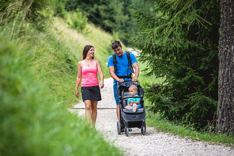 famiglia in aeroporto con passeggino compatto