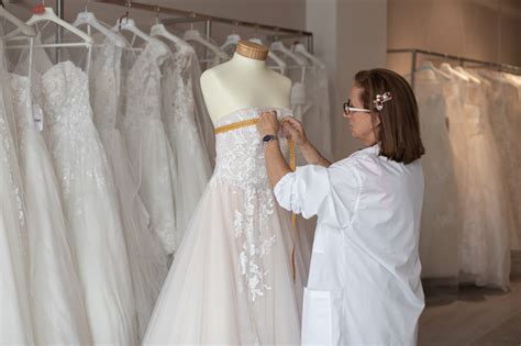 atelier sartoriale con cartamodelli e tessuti disposti sul tavolo da lavoro