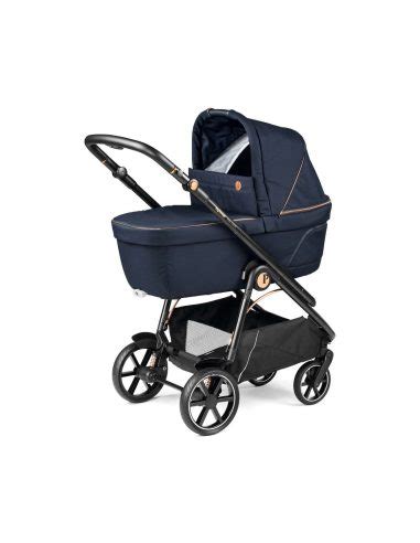 Famiglia che passeggia con il sistema modulare Peg Perego Veloce Lounge in un parco cittadino