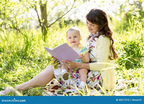 Una mamma che legge un libro al proprio bambino, creando una nuova forma di intimità post-allattamento