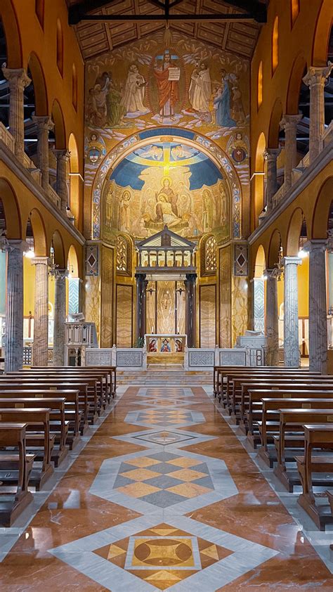 Interni del Santuario di Santa Maria Addolorata con le decorazioni artistiche