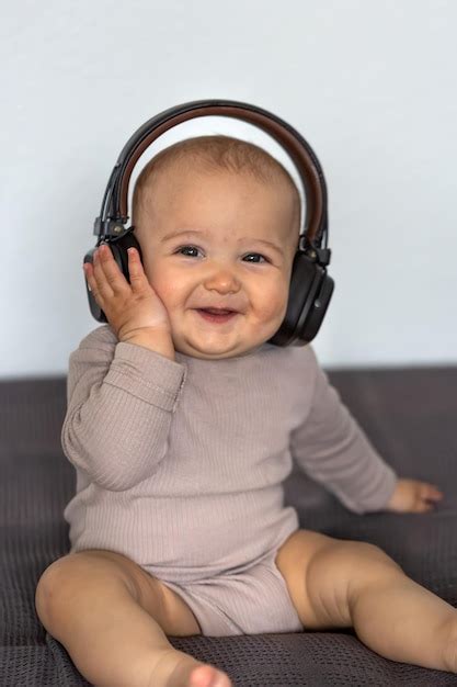 Un bambino piccolo che ascolta musica con attenzione e gioia