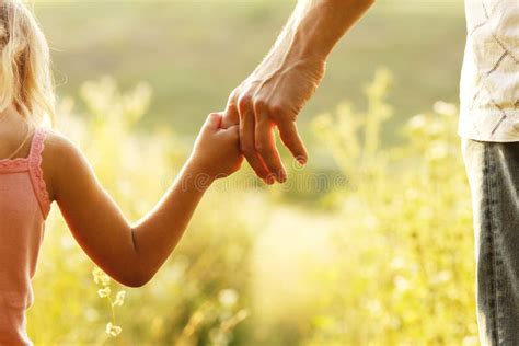 Un genitore che canta dolcemente al proprio bambino
