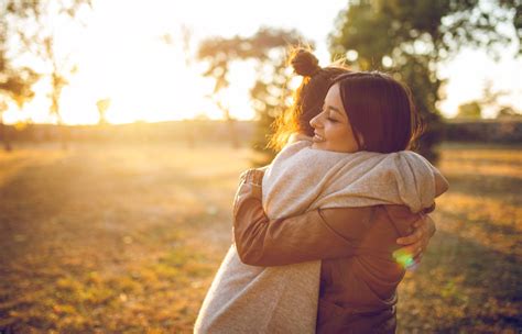Un abbraccio sincero tra due persone, espressione universale di conforto e amore