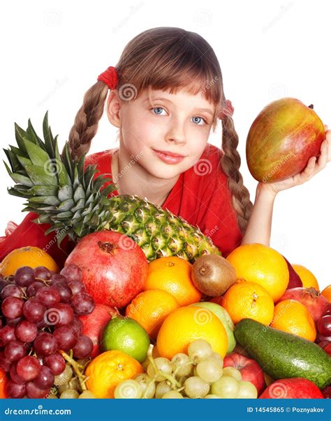 bambino che mangia frutta e verdura