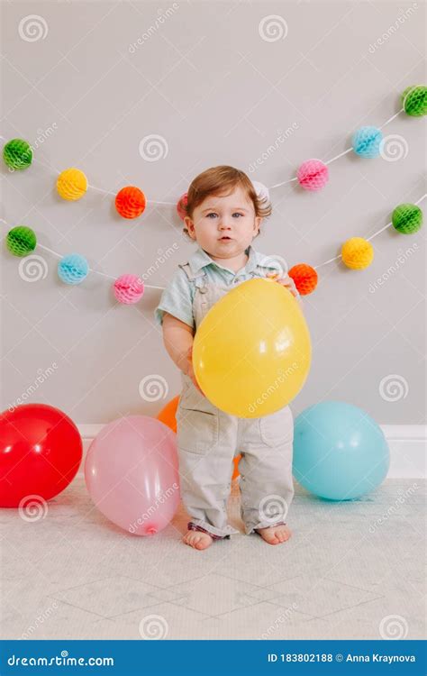 bambino con palloncini colorati che rappresentano nutrienti