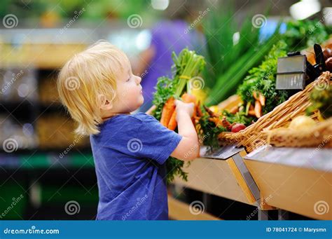 bambino che sceglie cibo sano in un supermercato