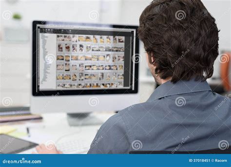 Fotografo che seleziona immagini su un computer