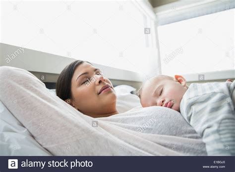 bambino che dorme cullato dalla madre