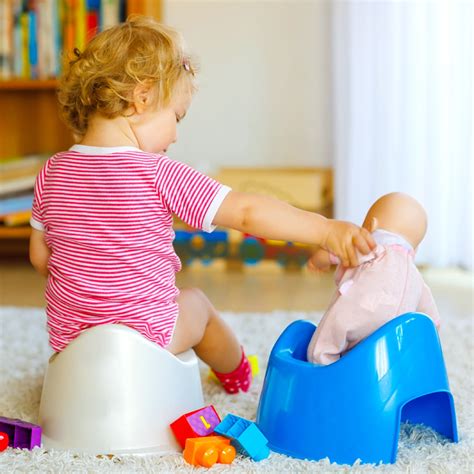 Bambino che interagisce con un vasino in un ambiente domestico
